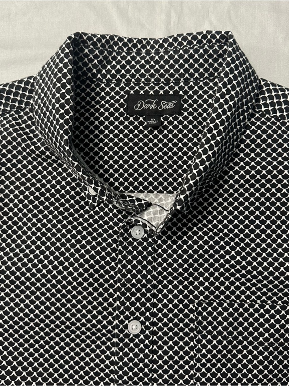 Dark Seas Black & White Scallop Print Short Sleeve Button Down Shirt Size M
